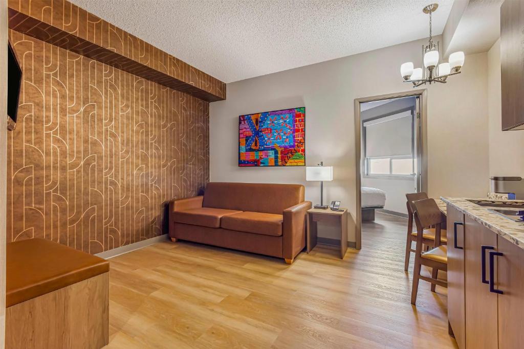 Posezení v ubytování Days Inn & Suites by Wyndham West Edmonton