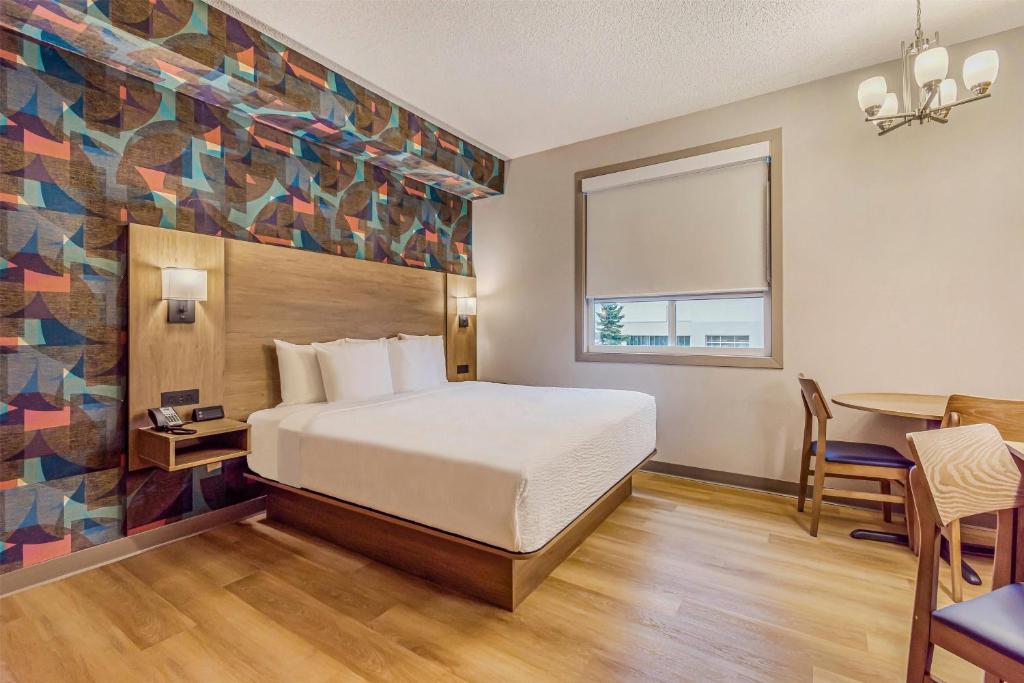 Postel nebo postele na pokoji v ubytování Days Inn & Suites by Wyndham West Edmonton