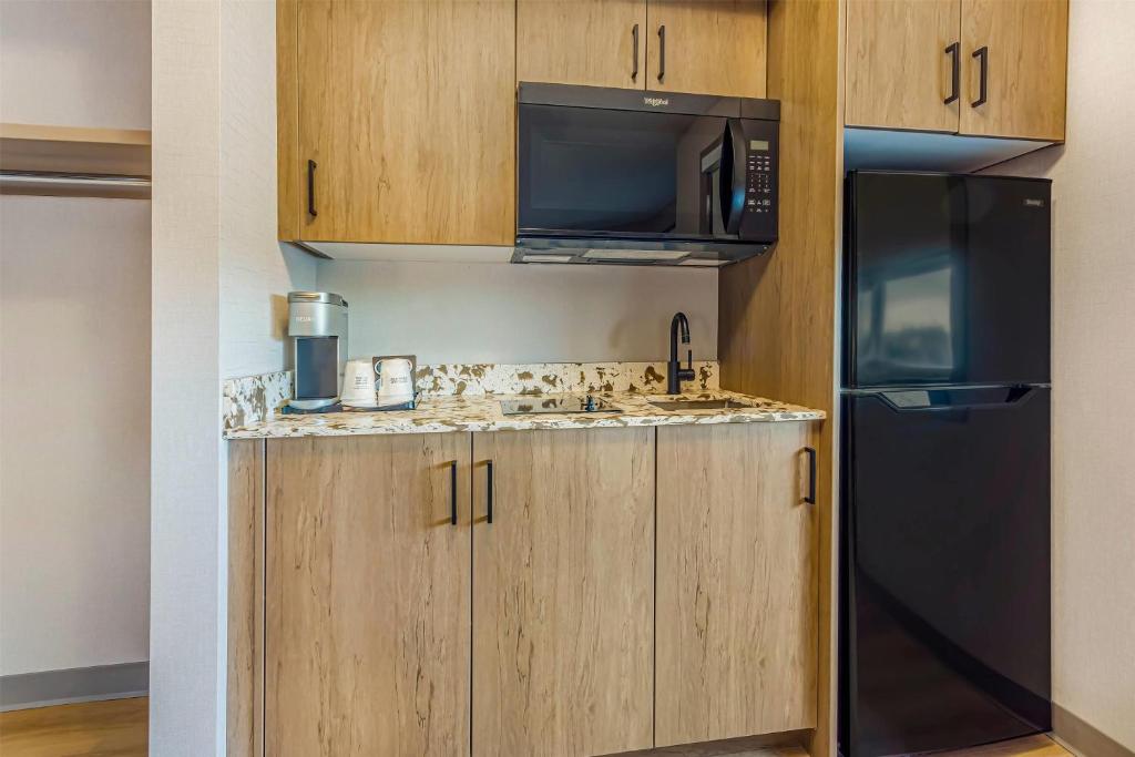Kuchyň nebo kuchyňský kout v ubytování Days Inn & Suites by Wyndham West Edmonton