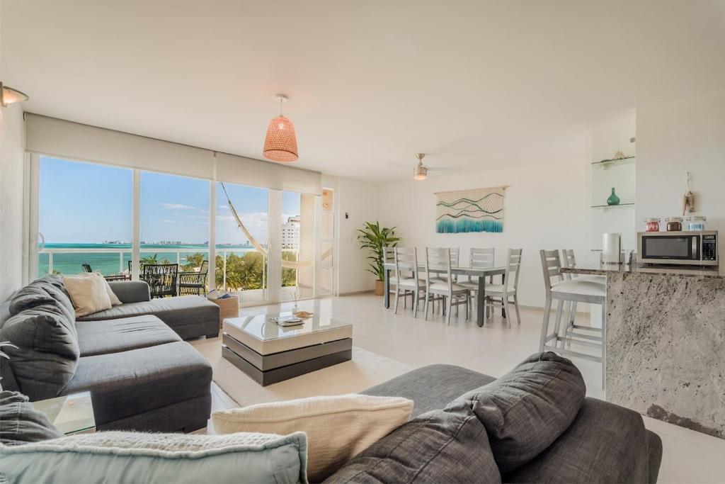 Posezení v ubytování CARlBE Beachfront 2BDR with pool by Casa Paraiso