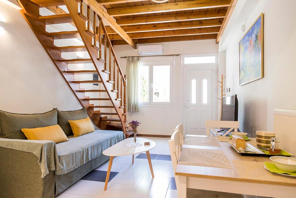 ein Wohnzimmer mit einer Couch und einer Treppe in der Unterkunft Aigaiou House 2 in Thessaloniki