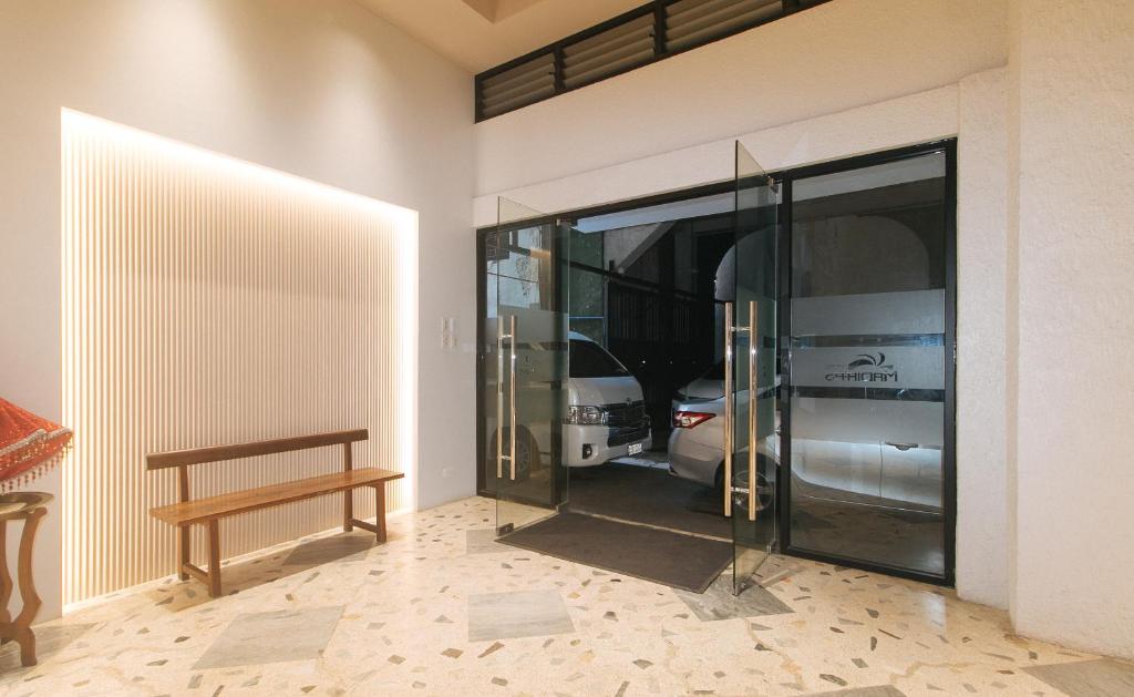 Kuchyň nebo kuchyňský kout v ubytování Hotel Madiaas by RedDoorz