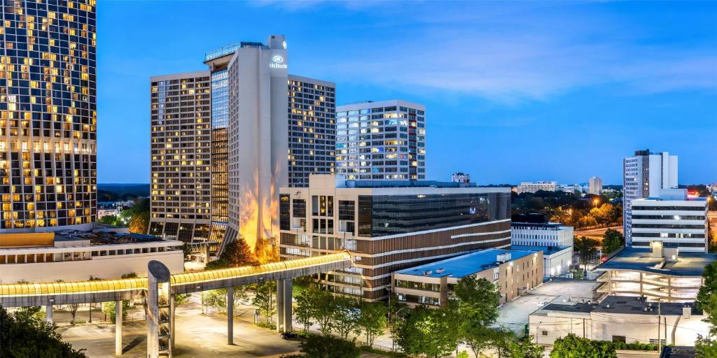 una vista de una ciudad con edificios altos en Hilton Atlanta, en Atlanta
