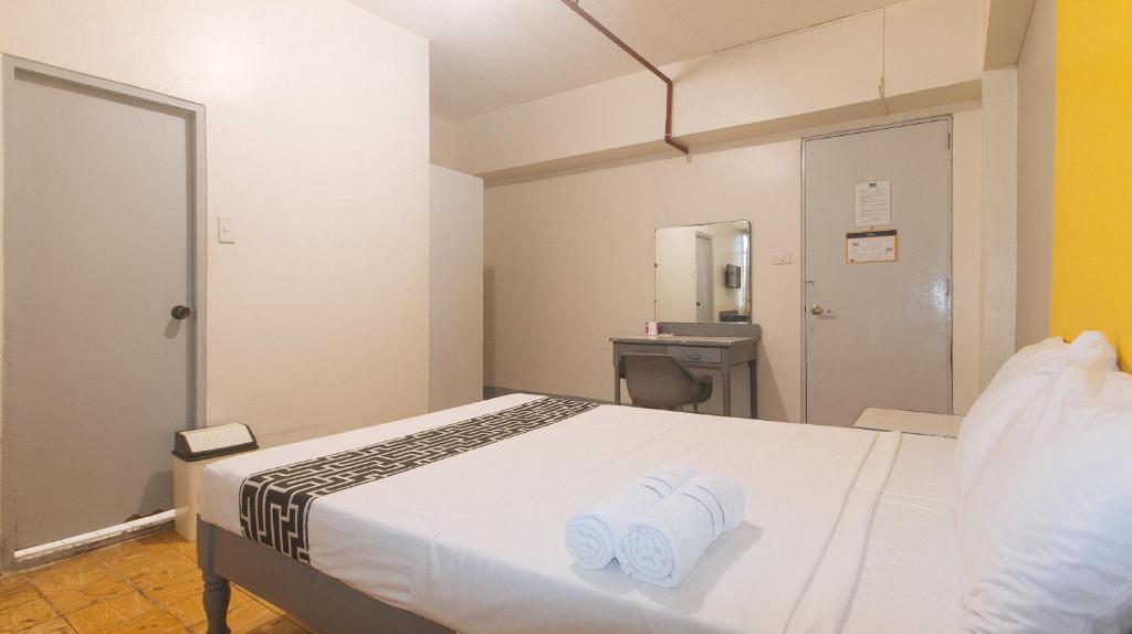 Postel nebo postele na pokoji v ubytování Hotel Madiaas by RedDoorz