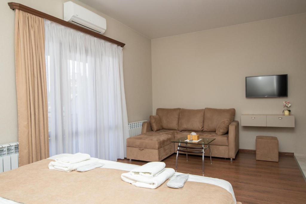 TV a/nebo společenská místnost v ubytování Hillside Guest House