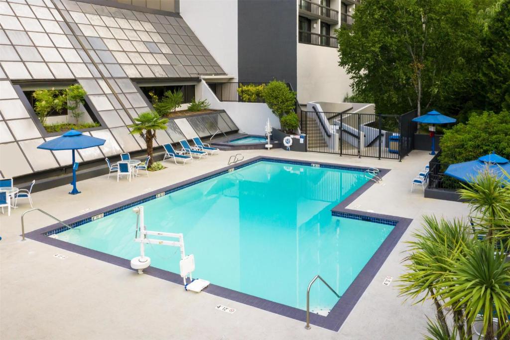Bazén v ubytování Hilton Bellevue nebo v jeho okolí