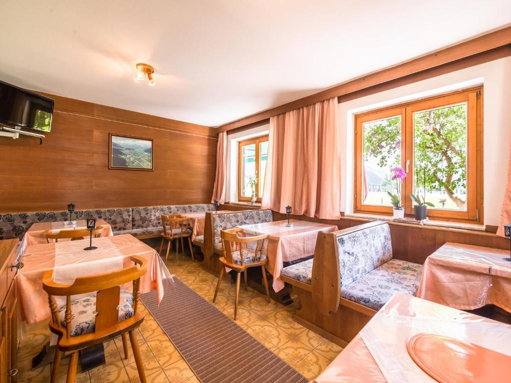 Posezení v ubytování Contemporary Apartment in Maishofen near Ski Area