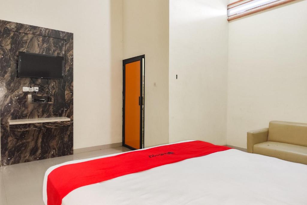Postel nebo postele na pokoji v ubytování RedDoorz near Islamic Center Jambi