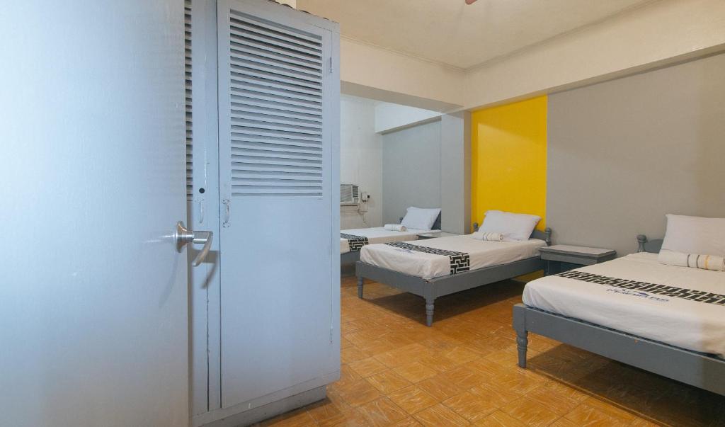 Postel nebo postele na pokoji v ubytování Hotel Madiaas by RedDoorz