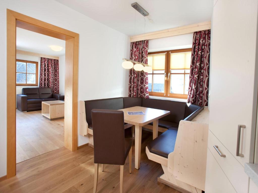 Posezení v ubytování Apartment in Wald im Pinzgau with Swimming Pool and Views
