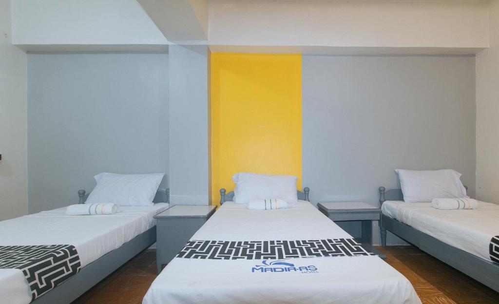 Postel nebo postele na pokoji v ubytování Hotel Madiaas by RedDoorz