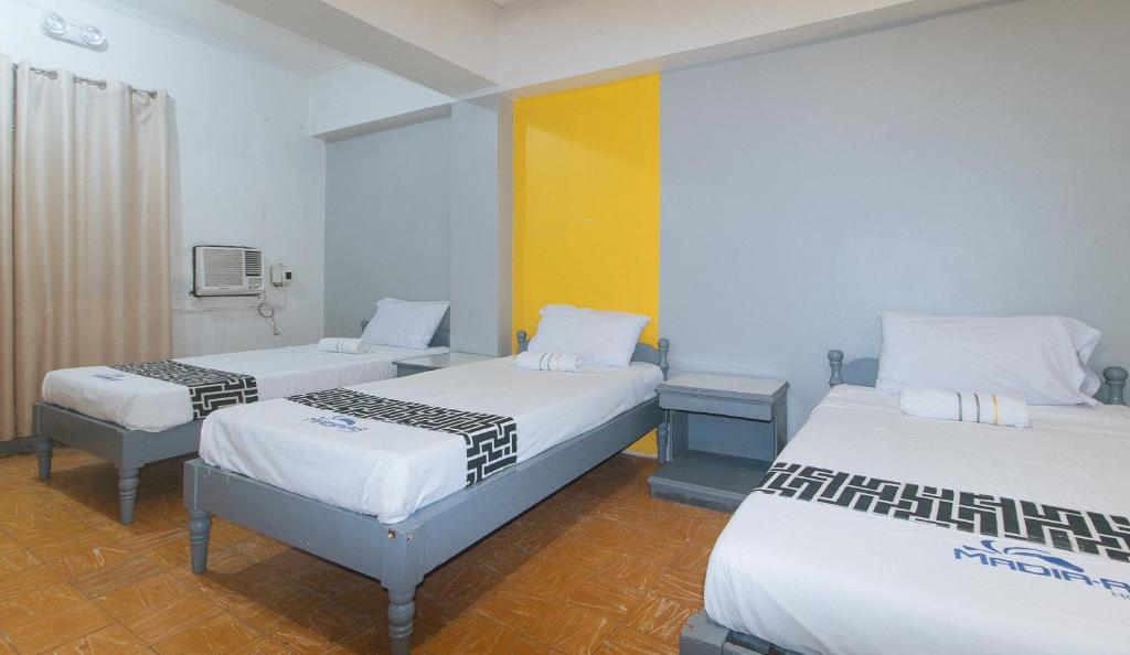 Postel nebo postele na pokoji v ubytování Hotel Madiaas by RedDoorz