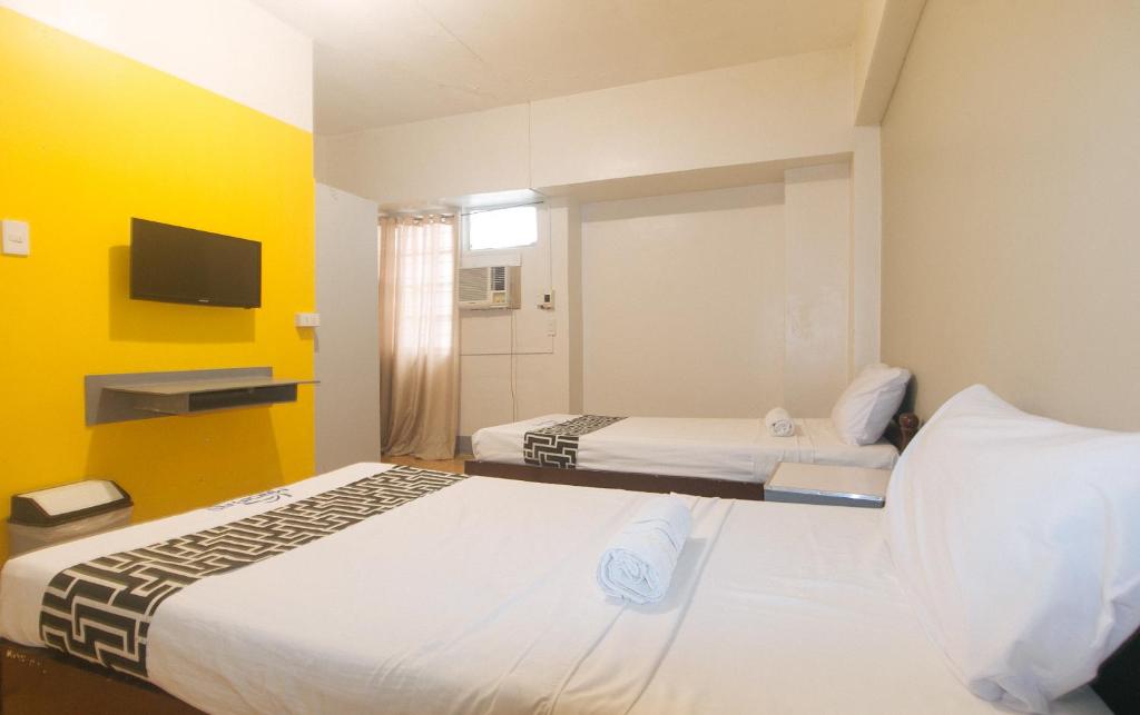 Postel nebo postele na pokoji v ubytování Hotel Madiaas by RedDoorz