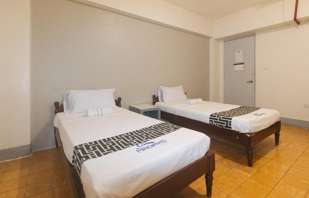 Postel nebo postele na pokoji v ubytování Hotel Madiaas by RedDoorz