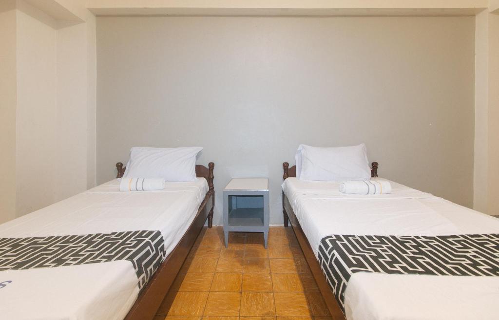 Postel nebo postele na pokoji v ubytování Hotel Madiaas by RedDoorz