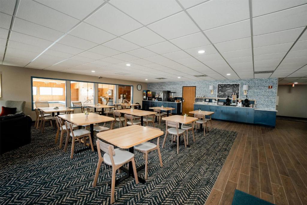 Restaurace v ubytování AmericInn by Wyndham Tomahawk