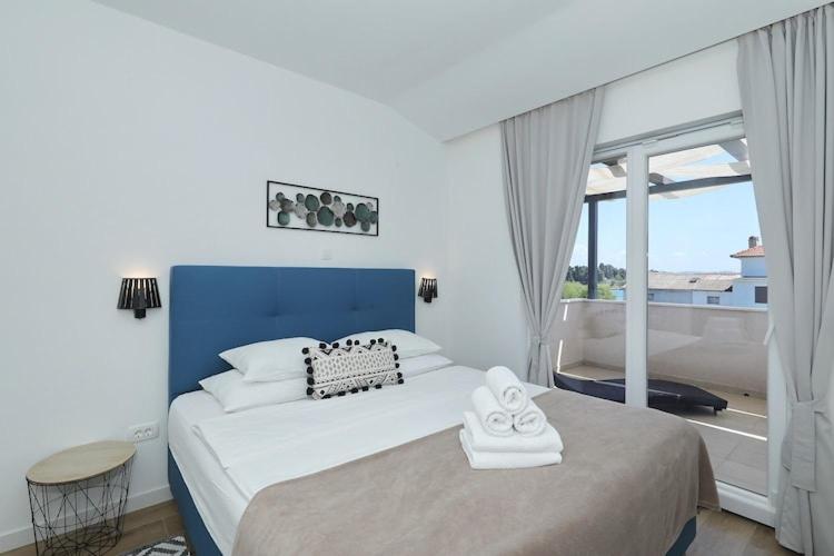 Postel nebo postele na pokoji v ubytování Apartments Dalmatia in Preko island Ugljan with swimmingpool