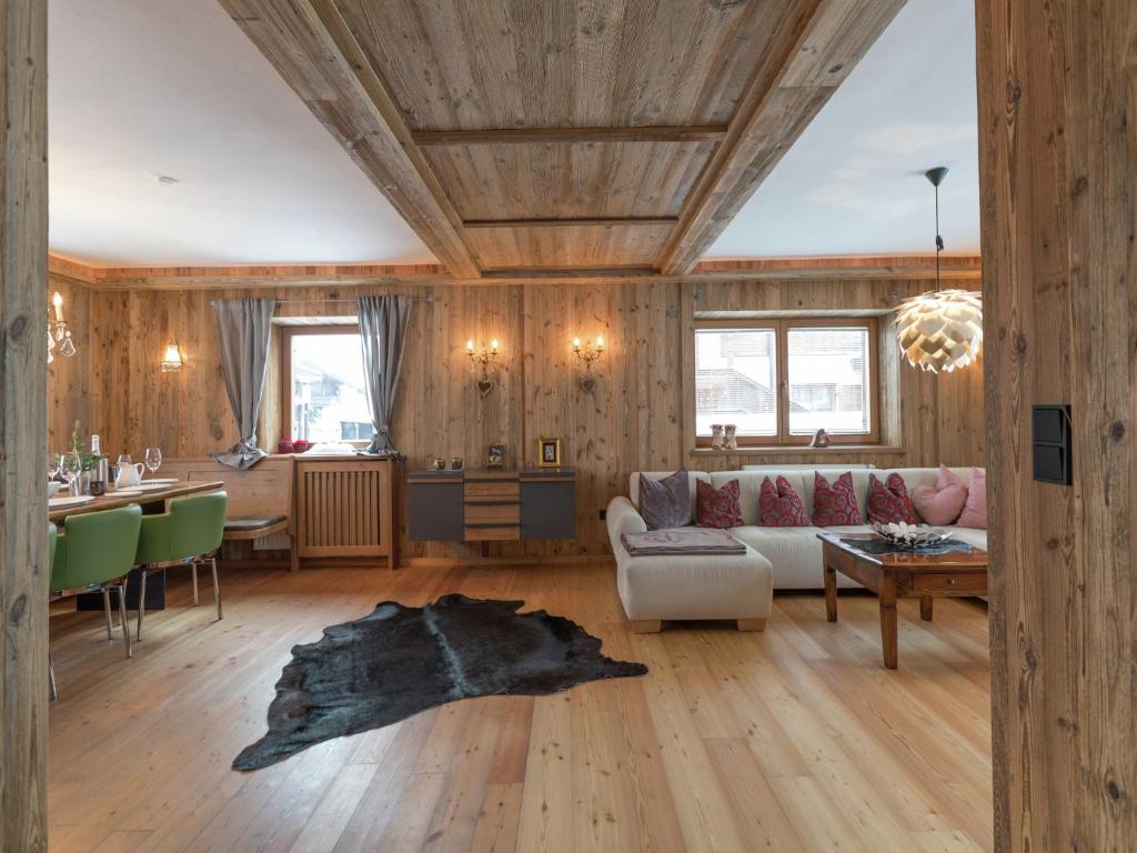 Posezení v ubytování Unique chalet in the center of Elmau near skilift