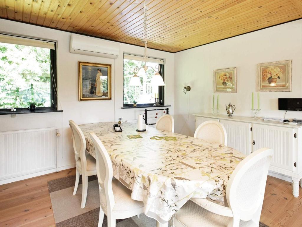 TV a/nebo společenská místnost v ubytování 8 person holiday home in Struer-By Traum