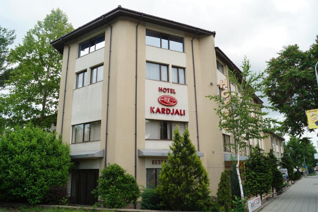 un edificio con una señal de karma en él en Hotel Kardjali en Kŭrdzhali