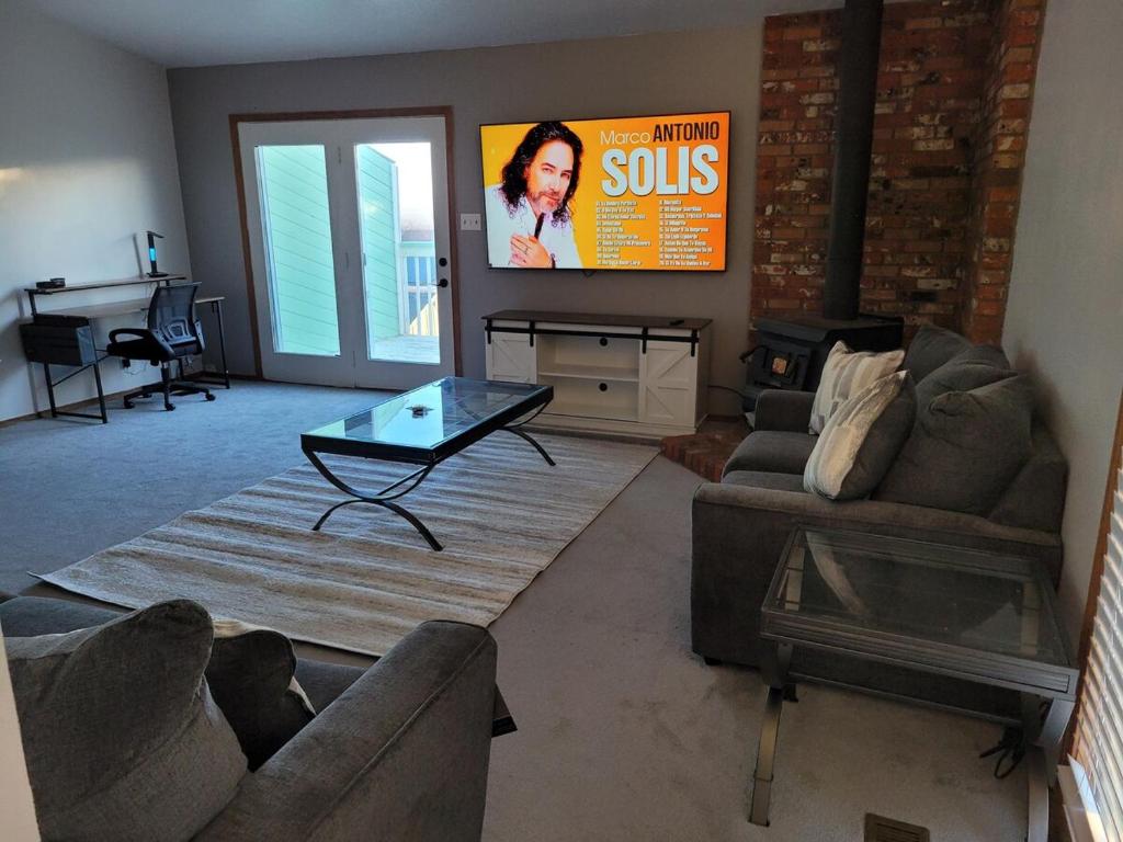 Χώρος καθιστικού στο Your cozy little house away from home plus jacuzzy