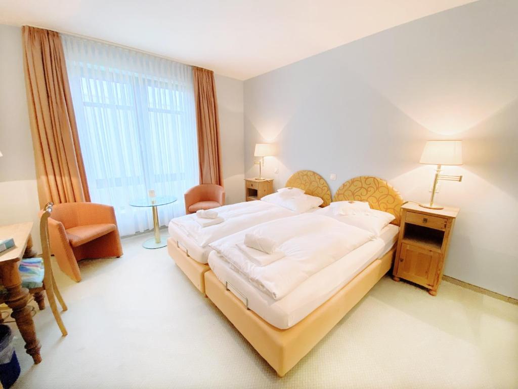 Postel nebo postele na pokoji v ubytování REGIOHOTEL Wittekind Burg