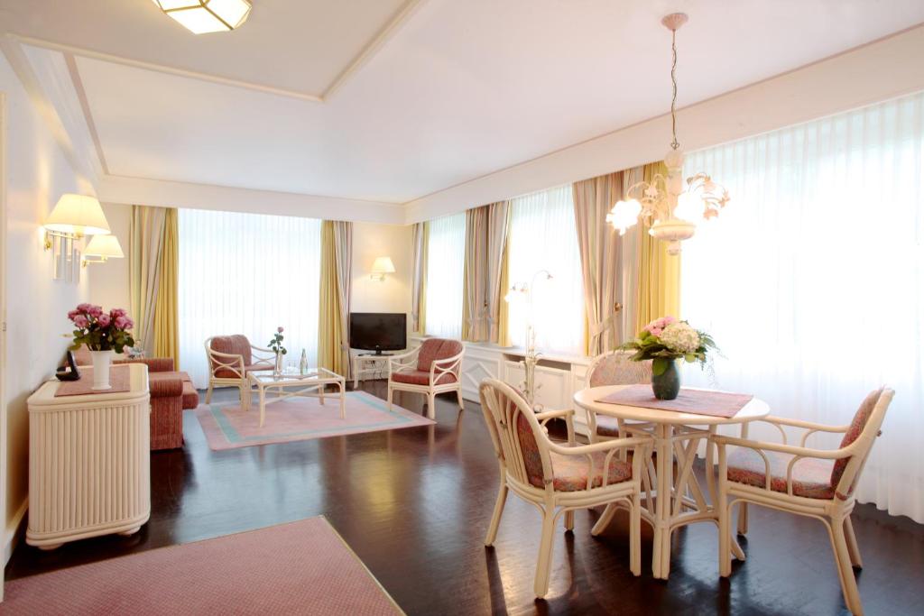 TV a/nebo společenská místnost v ubytování Ringhotel Fährhaus