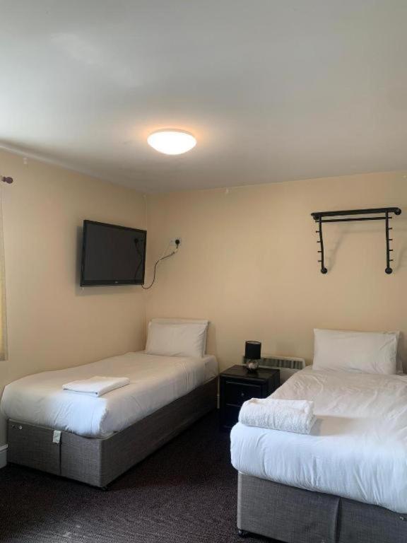 Postel nebo postele na pokoji v ubytování GO2 Gloucester Hotel by OYO