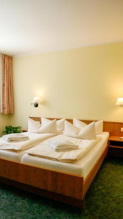 Postel nebo postele na pokoji v ubytování Hotel Waldesruh