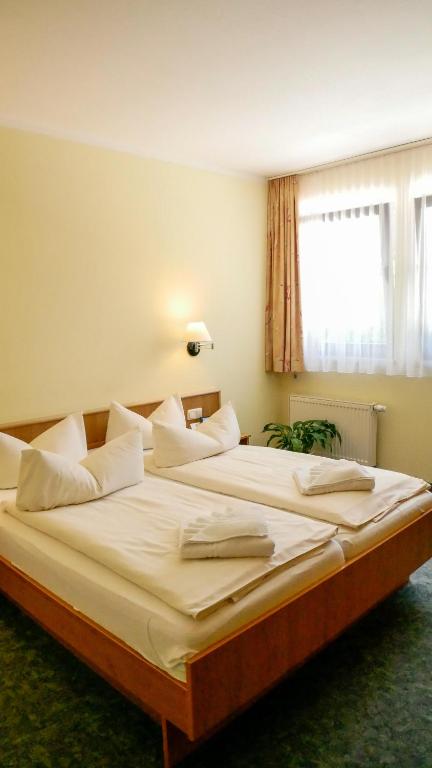 Postel nebo postele na pokoji v ubytování Hotel Waldesruh