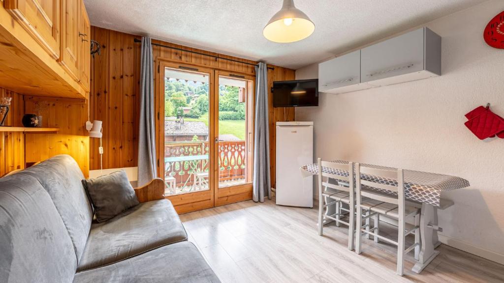 ein Wohnzimmer mit Sofa und Tisch in der Unterkunft Hermine 1 N09 - 2P4 in Morillon