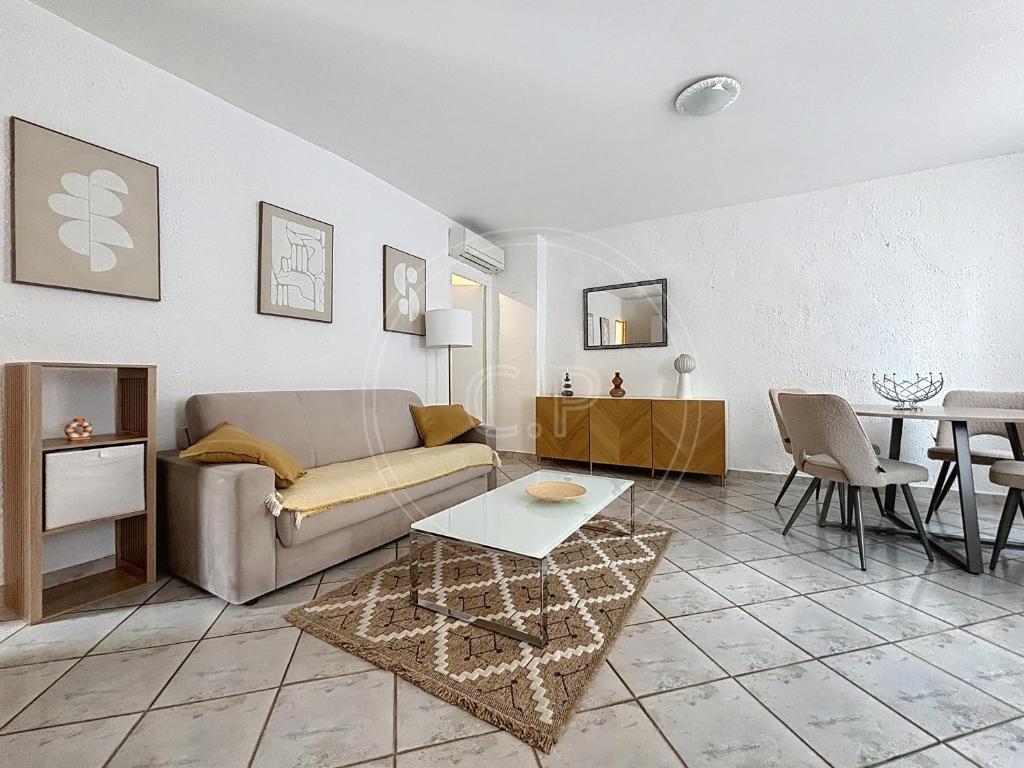 un salon avec un canapé et une table dans l'établissement Figalou classé 3 étoiles climatisé au calme By LaConciergerie 13, à La Ciotat