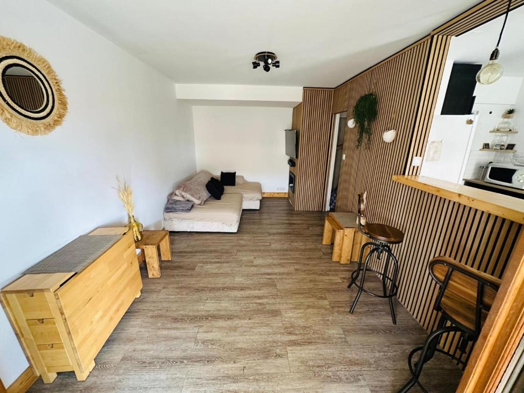 un salon avec un canapé et une table dans l'établissement Bel appartement centre Aix, à Aix-en-Provence