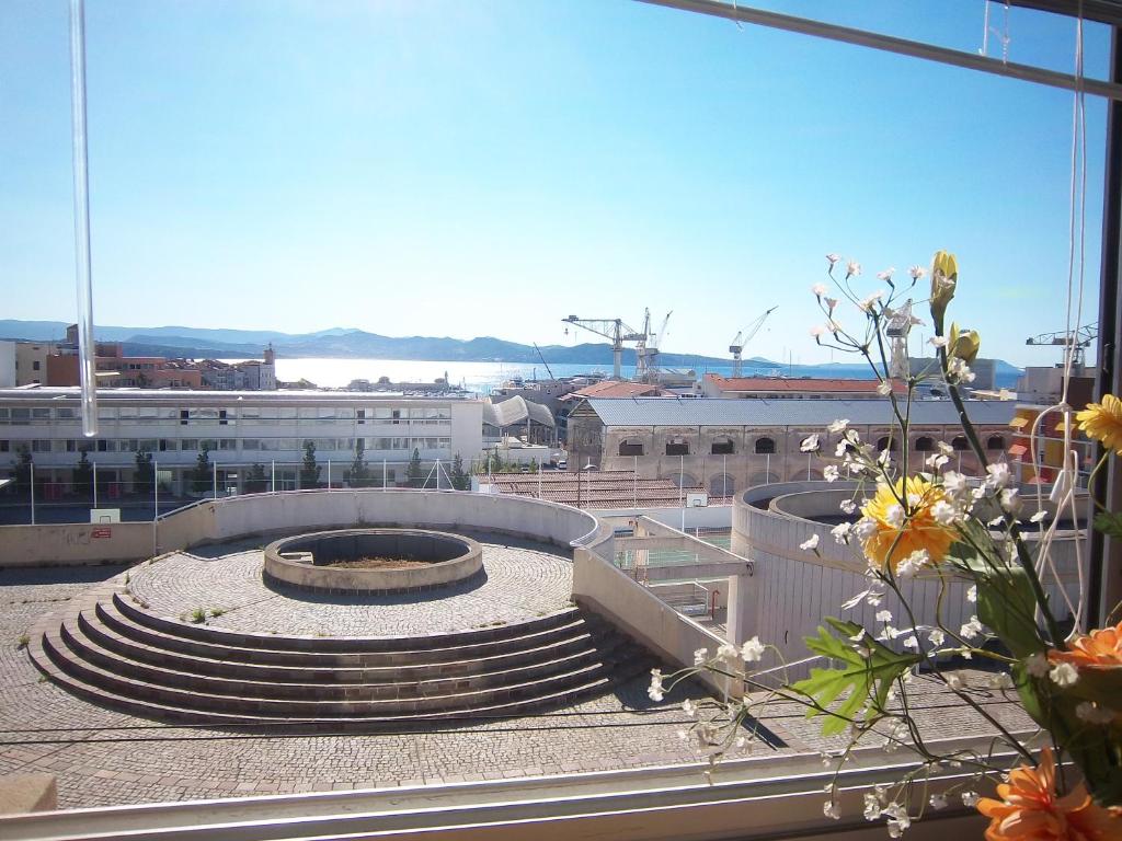 vistas a un edificio con un montón de escaleras en Le GALOUBET, en La Ciotat