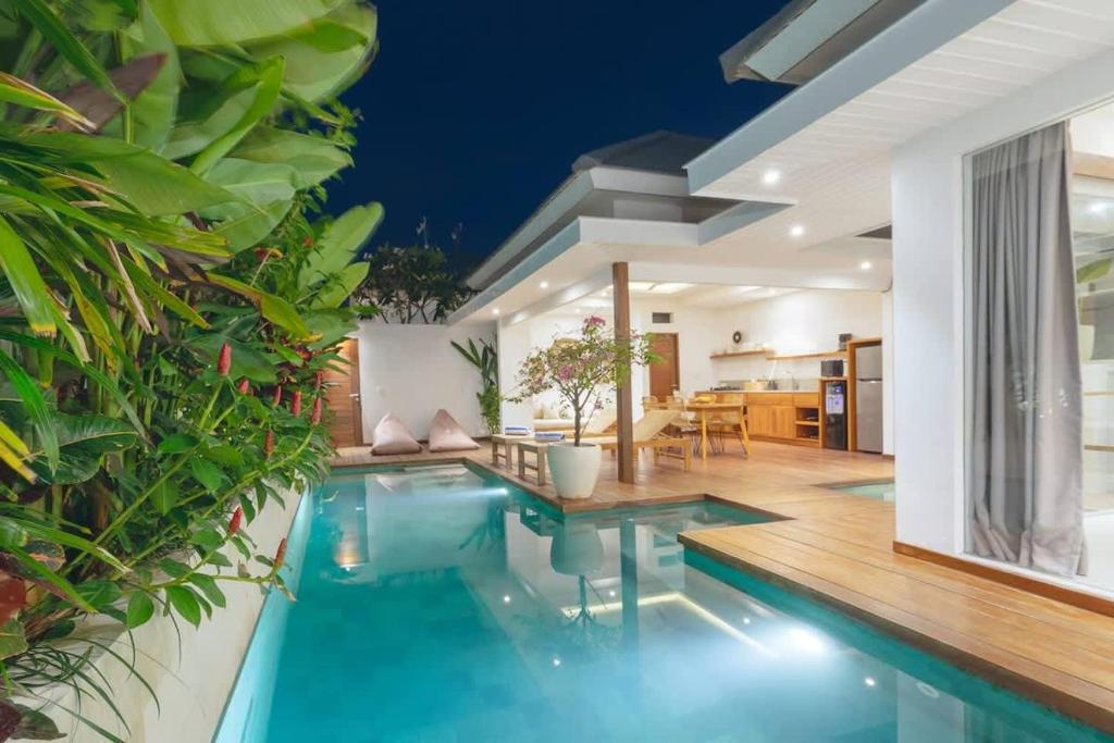 - une piscine dans une maison ornée de plantes dans l'établissement Villa Ryky near Luna Beach Club, à Cemagi