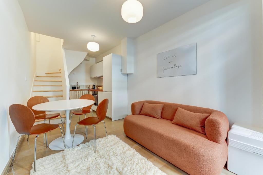 un salon avec un canapé et une table dans l'établissement Le Velours 2 bedrooms 4 beds central, à Lyon