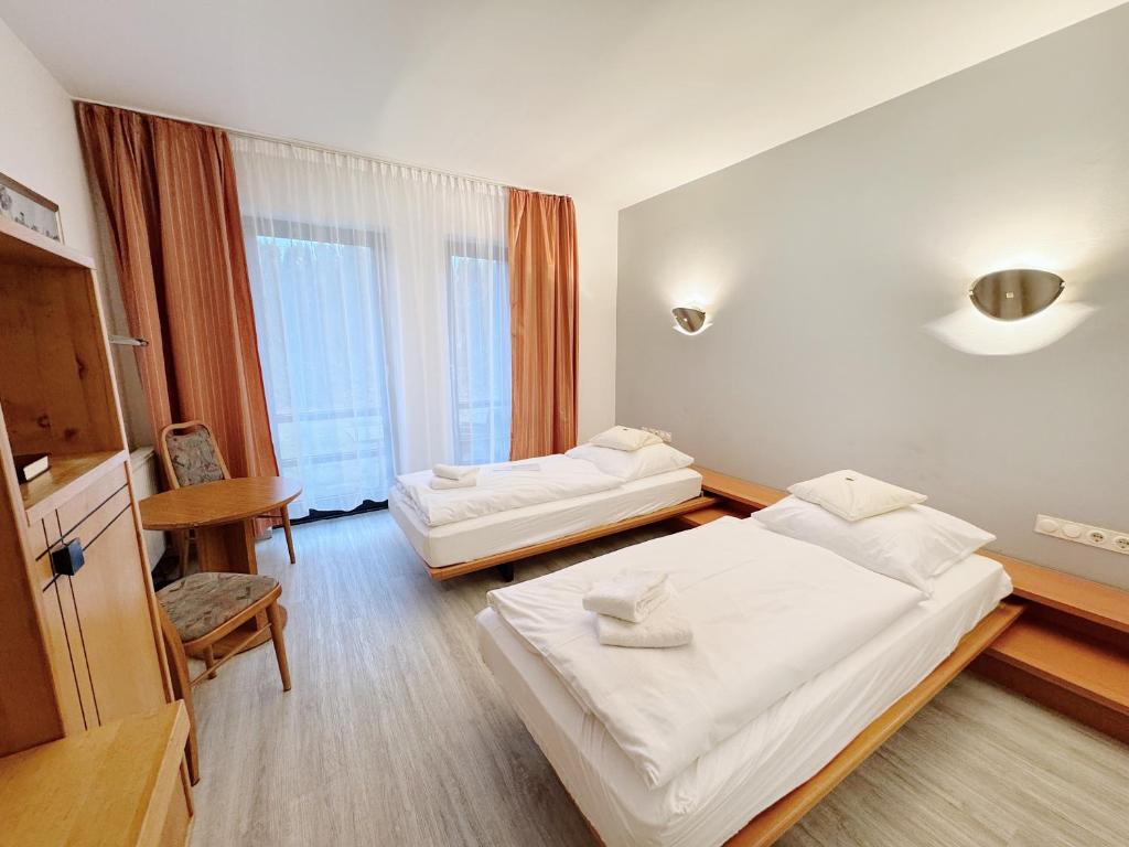 Postel nebo postele na pokoji v ubytování REGIOHOTEL Wittekind Burg