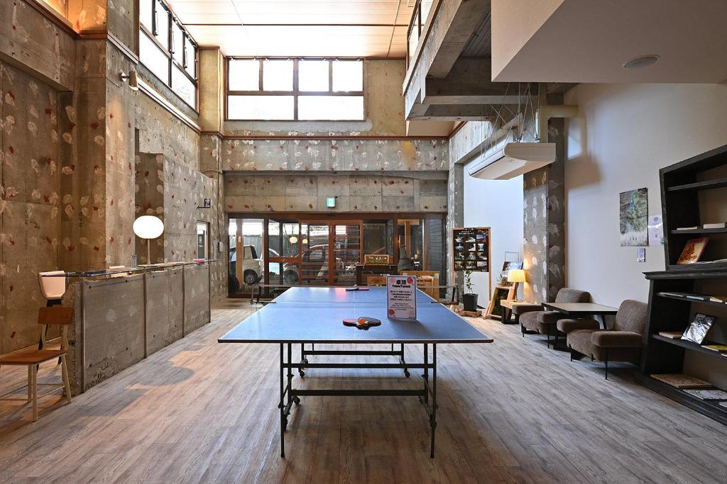 Stolní tenis v ubytování Shin Toji Hotel Lulud nebo okolí