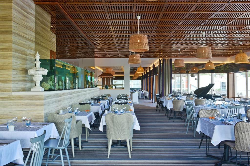 Um restaurante ou outro lugar para comer em Pestana Alvor Praia Premium Beach & Golf Resort