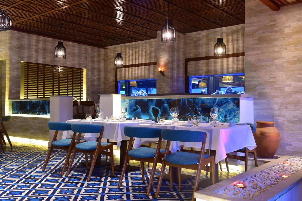 Uma TV ou centro de entretenimento em Pestana Alvor Praia Premium Beach & Golf Resort