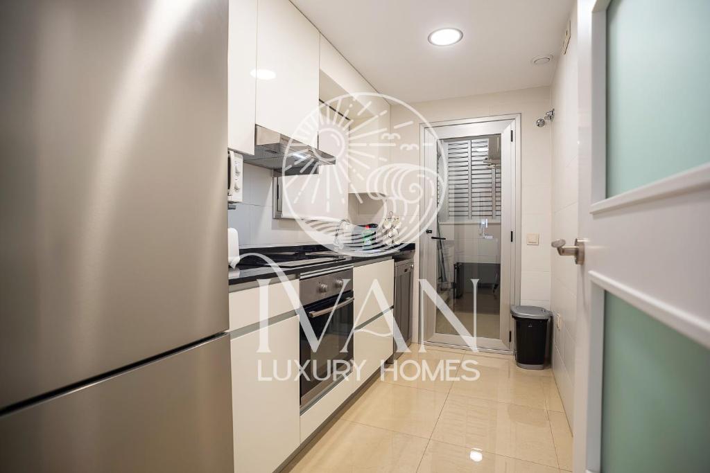 Kuchyňa alebo kuchynka v ubytovaní Casa Miriam Ivan Luxury Homes 2ªPlta Sur 1ªLinea