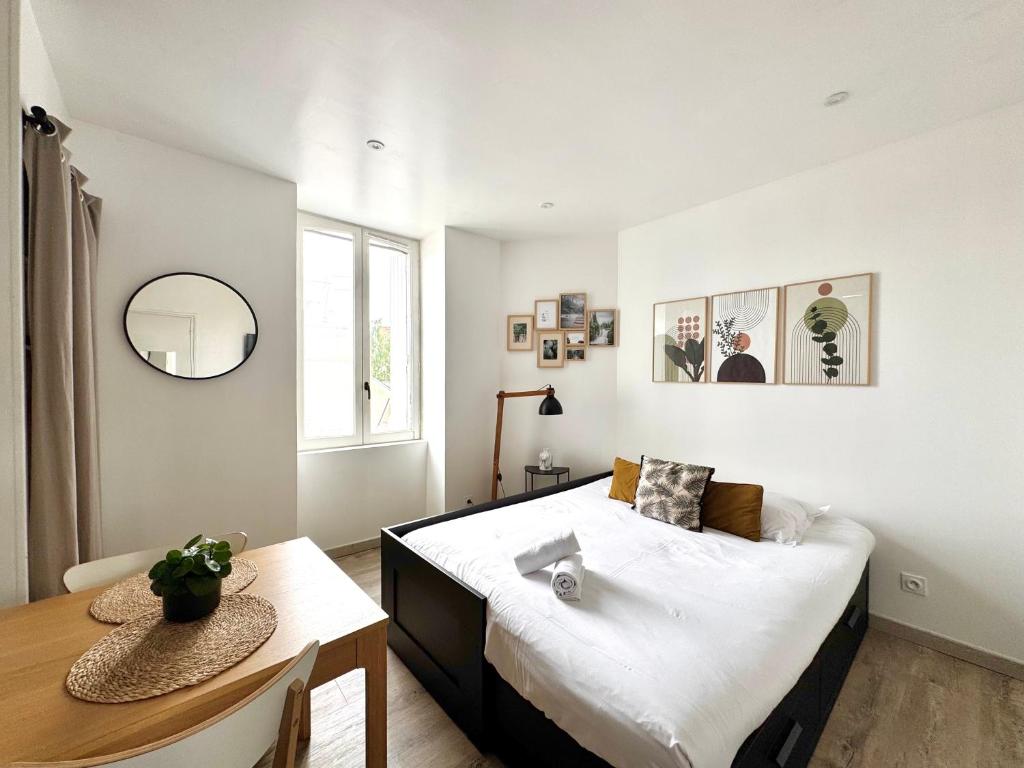 Postel nebo postele na pokoji v ubytování Le Duhamel, Rennes centre gare