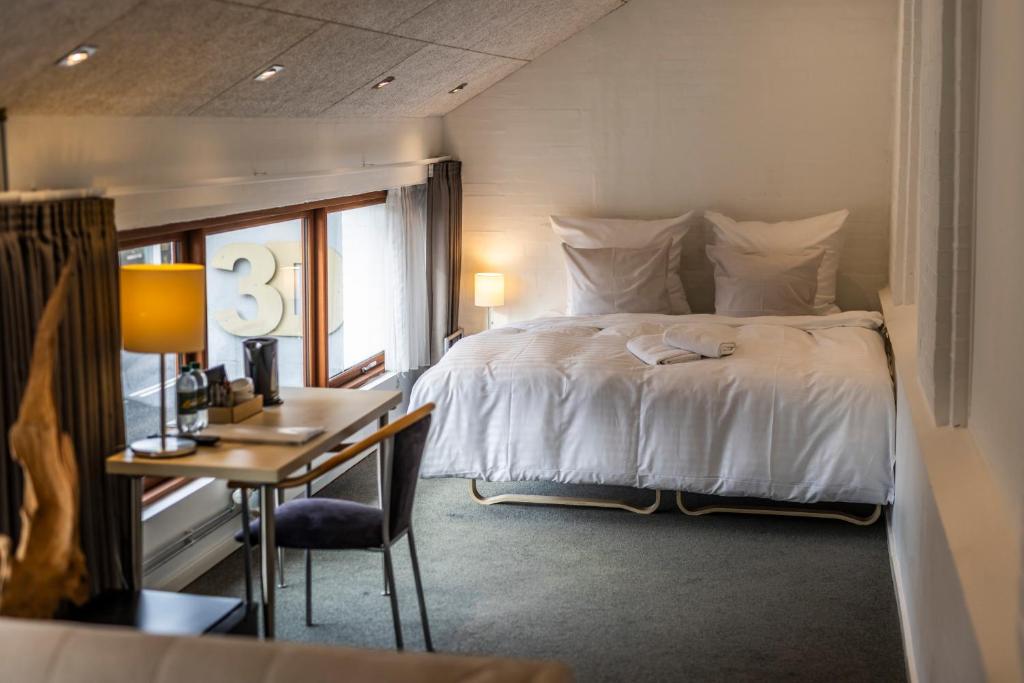 Postel nebo postele na pokoji v ubytování Hotel Birksø