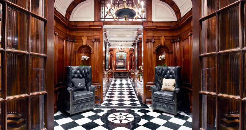 un couloir avec deux chaises et un sol en damier dans l'établissement 41, à Londres