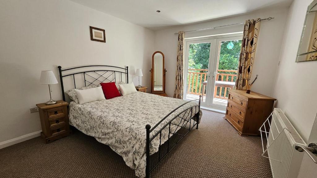 a bedroom with a bed and a window at Two bedroom Annexe with Hot Tub in Malvern Link