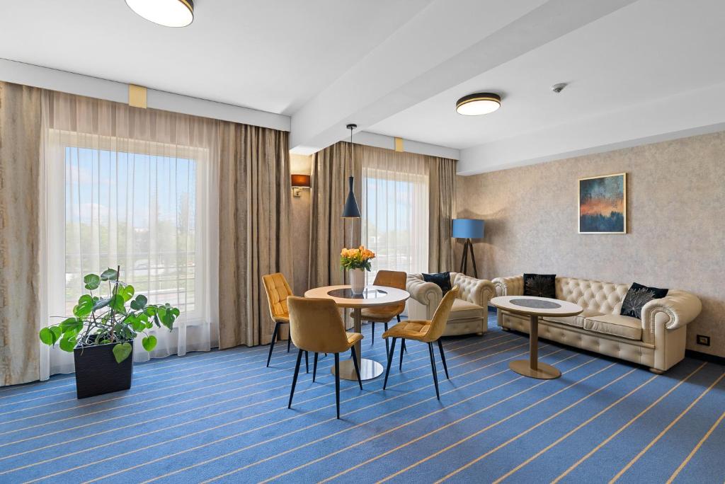 Ein Sitzbereich in der Unterkunft Park Hotel Diament Katowice