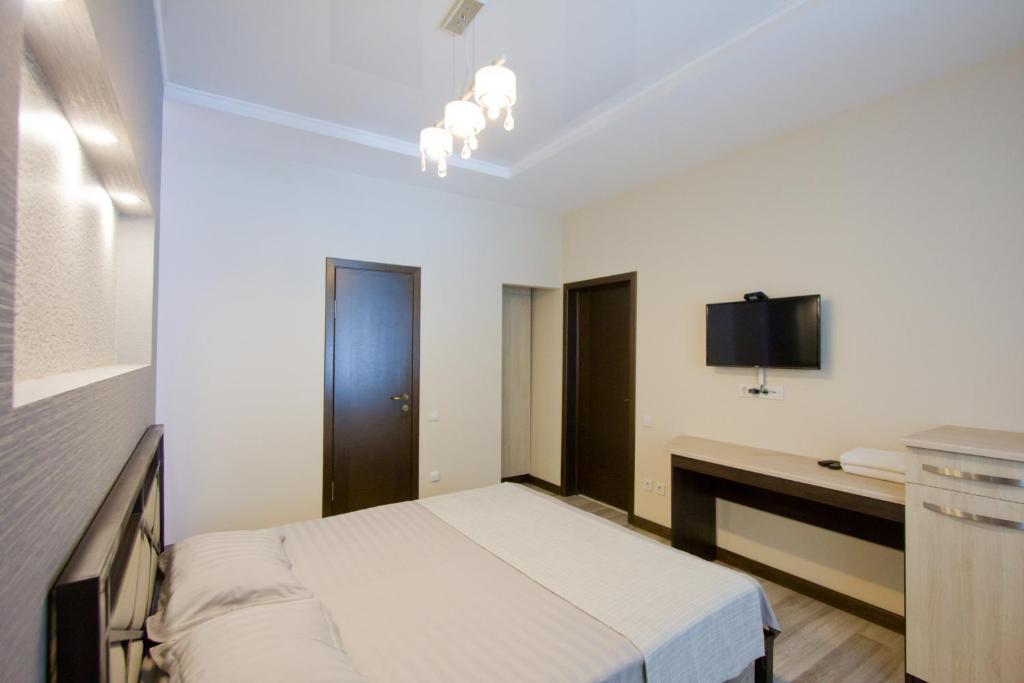 een hotelkamer met een bed en een bureau bij Center Hotel in Bisjkek