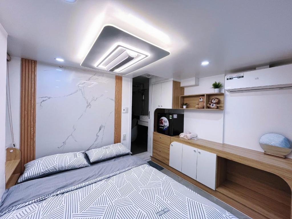 a room with a bed and a tv in it at Mơ Homestay Hue in Thôn Lại Thê
