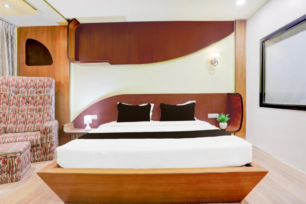 Postel nebo postele na pokoji v ubytování Palette Anand Formerly Hotel La Casa Inn