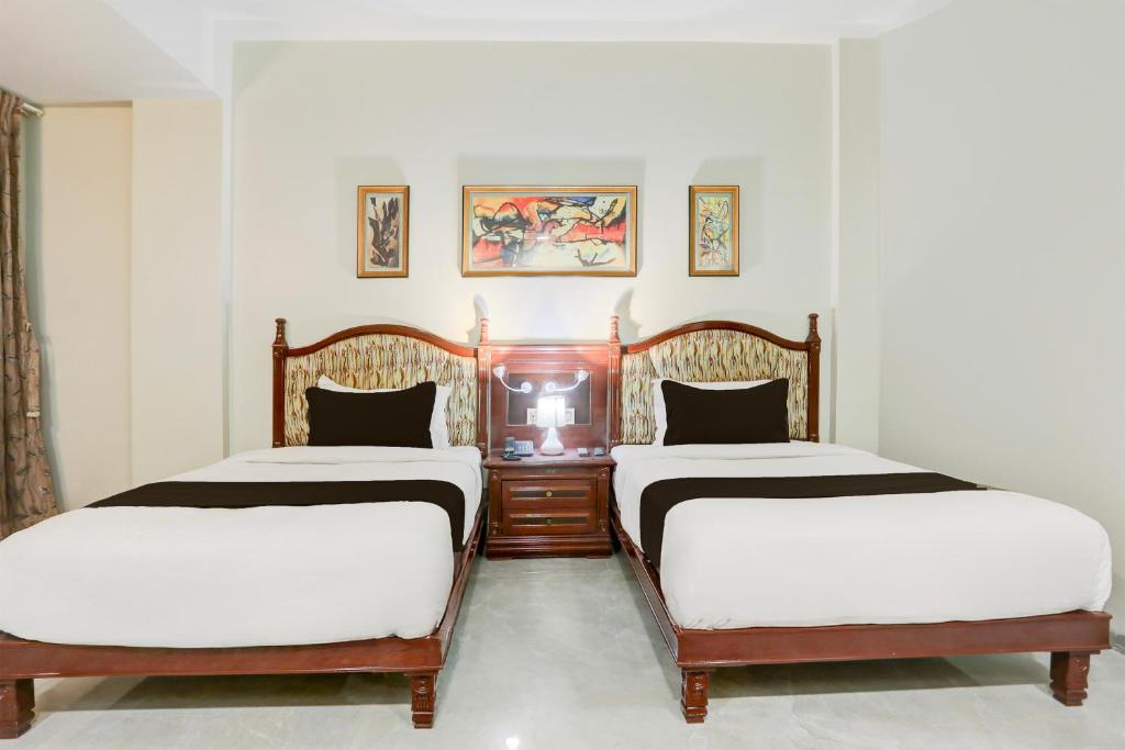 Postel nebo postele na pokoji v ubytování Palette Anand Formerly Hotel La Casa Inn